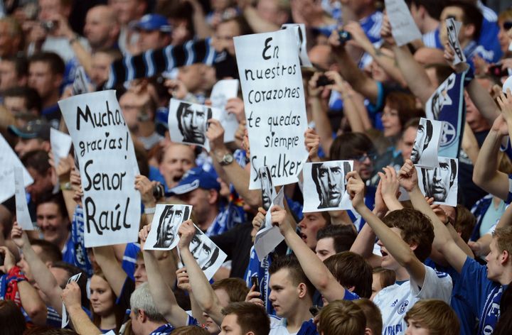 L'hommage de Raùl à Schalke 04, le 28 avril 2012 (PATRIK STOLLARZ / AFP)