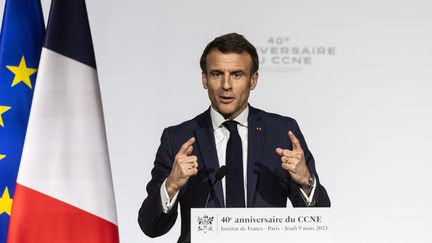 Emmanuel Macron le 9 mars 2023 devant le Comité consultatif national d'éthique. (CHRISTOPHE PETIT TESSON / POOL / EPA POOL)