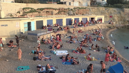 Canicule : les Marseillais tentent de se rafraîchir à la plage (FRANCE 3)