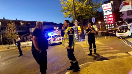 Les secours sur les lieux de la fusillade dimanche soir.&nbsp; (VALERIE LE PARC / MAXPPP)