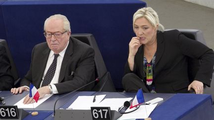 Jean-Marie Le Pen et Marine Le Pen, au Parlemet européen à Strasbourg, le 5 février 2013. (FREDERIC MAIGROT / REA)