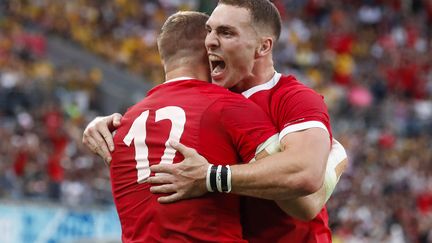 Hadleigh Parkes (à g.) et George North (ODD ANDERSEN / AFP)