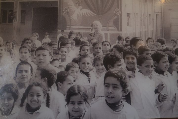 Sœur Emmanuelle entourée d'enfants dans l'une des écoles communautaires qu'elle a créées. (NATHANAEL CHARBONNIER / RADIO FRANCE)