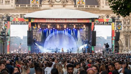 La chanteuse Juliette Armanet sur la scène extérieure du Fnac Live, sur le parvis de l'Hôtel de ville de Paris, le 1er juillet 2022. (STEPHANE MOUCHMOUCHE / HANS LUCAS)