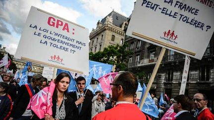 &nbsp; (Les militants anti-mariage gay de la "Manif pour tous" manifestent le 18 juin devant le Palais de justice de Paris contre l'autorisation d'obtention de la nationalité française pour les enfants nés par GPA à l’étranger © Maxppp)