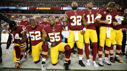 Une partie des joueurs des Redskins genou à terre, pendant l'hymne national américain, le 24 septembre 2017 à Washington.&nbsp; (PATRICK SMITH / GETTY IMAGES)