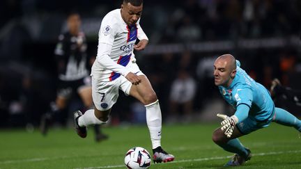 Kylian Mbappé trompe le gardien Paul Bernardoni pendant le match Angers-Paris Saint-Germain le 21 avril 2023 (MOHAMMED BADRA / EPA)