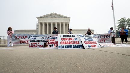 Des personnes célèbrent la décision de la Cour suprême contre les mesures de discrimination positive dans les procédures d'admissions à l'université, le 29 juin 2023 à Washington (Etats-Unis). (ALLISON BAILEY / NURPHOTO / AFP)