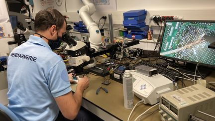 Le laboratoire d’extraction de données, du&nbsp;centre national d’expertise numérique de la gendarmerie, à Pontoise. (DAVID DIGIACOMO / FRANCE-INFO)