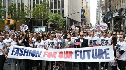 Les créateurs Thom Browne, Stephen Kolb, Tory Burch et Michael Kors défilent lors de la marche "Fashion For Our Future" le 06 septembre 2024 à New York. (STEVEN FERDMAN / GETTY IMAGES NORTH AMERICA)