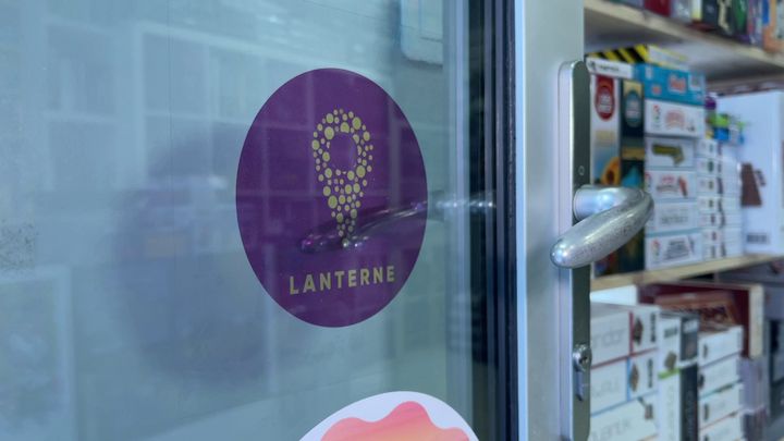 Le logo du dispositif Lanterne est apposé à l'entrée des commerces participants. (OLIVIER CHAUVE / RADIO FRANCE)