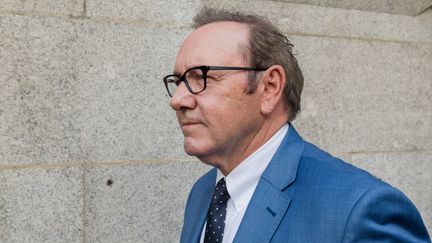 Kevin Spacey quitte le tribunal, le 14 juillet 2022, à Londres. (WIKTOR SZYMANOWICZ / NURPHOTO / AFP)