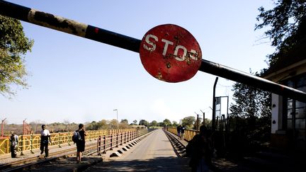 Poste frontière entre la Zambie et le Zimbabwe. (DAVID PYKE / GREEN EYE / BIOSPHOTO)