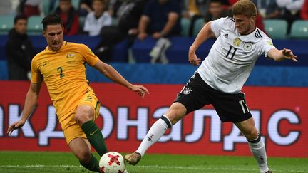 Le défenseur australien Eegenek, face à l'attquant t allemand Werner (PATRIK STOLLARZ / AFP)