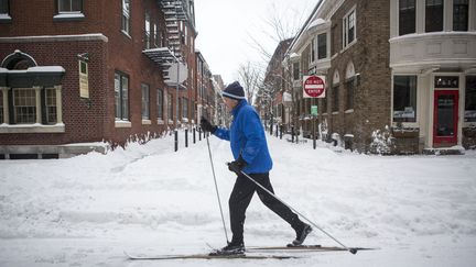 Certains en ont profité pour skier en ville, comme cet homme, à Philadephie. (JESSICA KOURKOUNIS / GETTY IMAGES NORTH AMERICA / AFP)