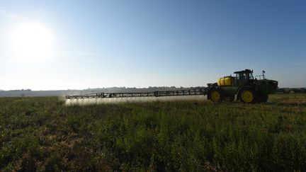 Un agriculteur pulvérise de l'herbicide dans un champ à Saint-Germain-Sur-Sarthe (Sarthe), le 16 septembre 2019. (JEAN-FRANCOIS MONIER / AFP)