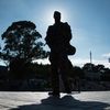 Un soldat de l'opération Sentinelle patrouille, le 6 août 2016, à Lorient (Morbihan), pendant le Festival interceltique. (JEAN-SEBASTIEN EVRARD / AFP)