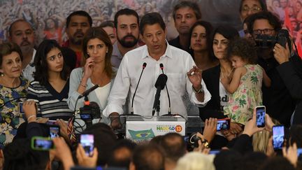 Le candidat à la présidentielle au Brésil, Fernando Haddad, du Parti des travailleurs, après l'annonce de sa défaite. (NELSON ALMEIDA / AFP)