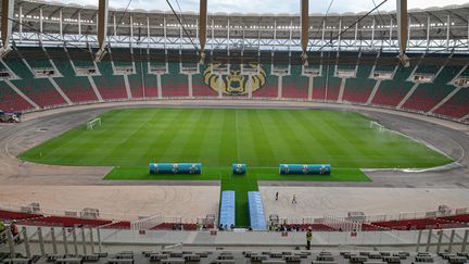 Le stade de Yaoundé (Cameroun), qui accueillera la cérémonie d'ouverture de la Coupe d'Afrique des nations (CAN), le 9 janvier 2022. (DANIEL BELOUMOU OLOMO / AFP)