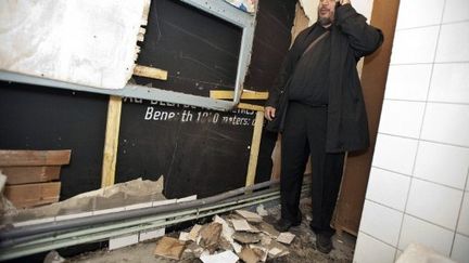 Un responsable de la mosquée de Montbéliard constate les dégâts le 10 novembre 2011. (SEBASTIEN BOZON / AFP)