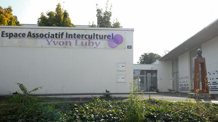 Les locaux de l'espace associatif interculturel Yvon-Luby d'Allonnes (Sarthe), au sein desquels est installée la mosquée, le 13 octobre 2021. (JEAN-FRANCOIS MONIER / AFP)