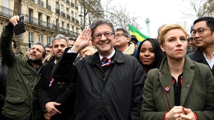 Clémentine Autain aux côtés de Jean-Luc Mélenchon, le 18 mars 2017.&nbsp; (BERTRAND GUAY / AFP)