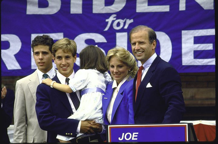 Entouré de ses enfants Hunter, Beau et Ashley, ainsi que de sa femme Jill, Joe Biden annonce sa candidature à la présidentielle le 1er juin 1987, à Wilmington (Delaware). (CYNTHIA JOHNSON / THE LIFE IMAGES COLLECTION / GETTY IMAGES)