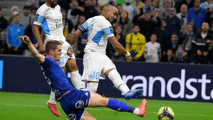 Julien Laporte au duel avec&nbsp;Dimitri Payet lors du match de Ligue 1 opposant l'Olympique de Marseille à Lorient, le 17 octobre 2021. (NICOLAS TUCAT / AFP)