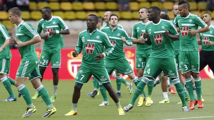 Les joueurs de L'AS Saint-Etienne &agrave; l'&eacute;chauffement le 5 octobre 2013 sur le stade de Monaco. (VALERY HACHE / AFP)