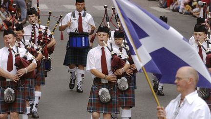 Les Ecossais du "Pitlochry and Blair Atholl Pipe Band" défilent dans les rues de Lorient, le 7 août 2005, lors de la Grande Parade du Festival interceltique de Lorient. (FRANK PERRY / AFP)