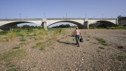 Le niveau extrêmement bas de la Loire à Saumur (Maine-et-Loire), le 17 juin 2022. (FREDERIC PETRY / HANS LUCAS / AFP)