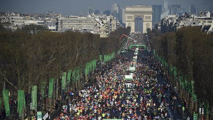 Le départ du 40e marathon de Paris, le 3 avril 2016 sur les Champs-Elysées. (MARTIN BUREAU / AFP)