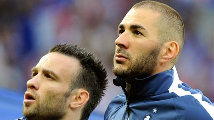 Mathieu Valbuena (&agrave; gauche) et Karim Benzema lors d'un match entre la France et la Jama&iuml;que, &agrave; Villeneuve-d'Ascq (Nord), le 8 juin 2014. (PHILIPPE HUGUEN / AFP)