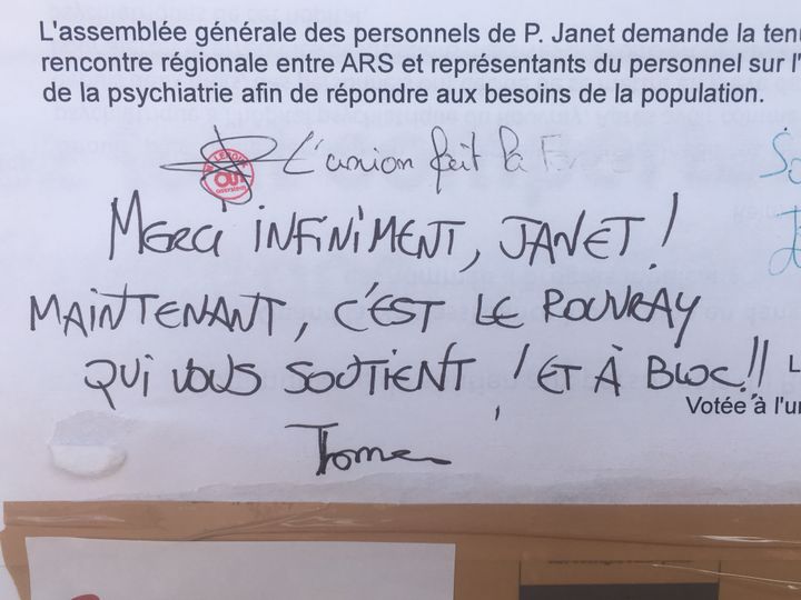 Un message de soutien écrit par un agent de l'hôpital psychiatrique du Rouvray (Seine-Maritime). (JULIETTE CAMPION / FRANCEINFO)