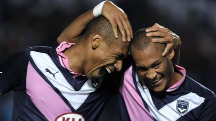 Jussi&ecirc; (G) et Gouffran (D)&nbsp;ont permis aux Girondins de se qualifier pour l'Europa League apr&egrave;s leur victoire face &agrave; l'Etoile rouge de Belgrade au stade Chaban-Delmas de Bordeaux (Gironde), le 30 ao&ucirc;t 2012. (JEAN-PIERRE MULLER / AFP)