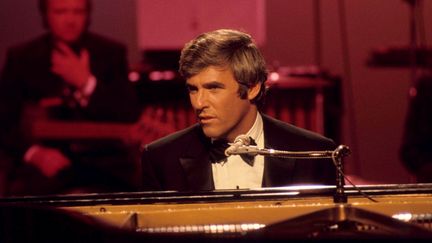 Burt Bacharach au piano vers 1968 à Los Angeles (MARTIN MILLS / ARCHIVE PHOTOS / GETTY IMAGES)