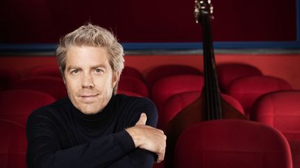 Kyle Eastwood et sa contrebasse au cinéma Mac Mahon, à Paris (2019) (JEROME BONNET)