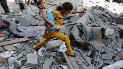 Des Palestiniens retournent dans leurs maisons d&eacute;truites pour r&eacute;cup&eacute;rer quelques biens, vendredi 1er ao&ucirc;t 2014. (FINBARR O'REILLEY / REUTERS )