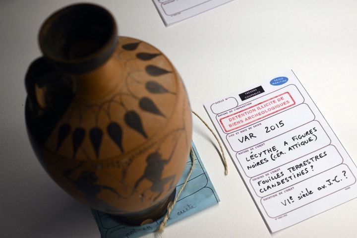 Une poterie de la Grèce antique pillée en Provence-Alpes-Côte-d'Azur exposé au Musée d'Histoire de Marseille en décembre 2022. (NICOLAS TUCAT / AFP)