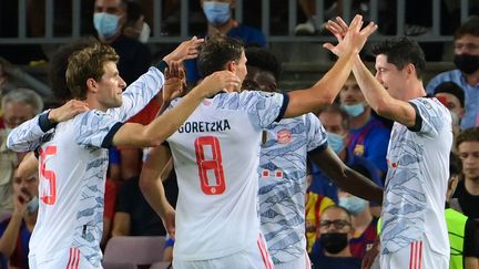 Robert Lewandowski (à droite) et le Bayern ont facilement dominé le Barça au Camp Nou, le 14 septembre 2021. (LLUIS GENE / AFP)