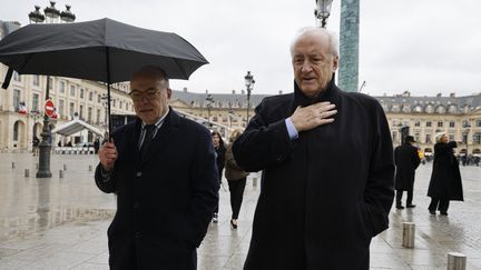 Hubert Védrine (à droite), ancien ministre des Affaires étrangères et Bernard Cazeneuve (à gauche), ancien Premier ministre lors de l'hommage national à Robert Badinter, le 14 février 2024. (LUDOVIC MARIN / POOL)