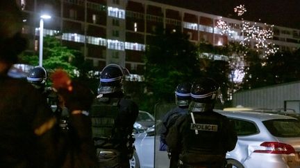 Des tensions à Gennevilliers (Hauts-de-Seine), le 21 avril 2020, en marge d'un accident impliquant la police à Villeneuve-la-Garenne (Hauts-de-Seine). (AMAURY BLIN / HANS LUCAS / AFP)