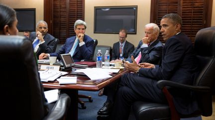 Barack Obama, le pr&eacute;sident am&eacute;ricain, entour&eacute; de Joe Biden, le vice-pr&eacute;sident, et de John Kerry, secr&eacute;taire d'Etat, le 30 ao&ucirc;t 2013 &agrave; la Maison Blanche, &agrave; Washington. (PETE SOUZA / THE WHITE HOUSE / AFP)