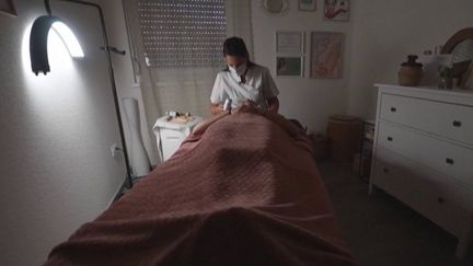 Pendant l'épidémie de Covid-19, environ 4 000 soignants hospitaliers non vaccinés ont été suspendus. Certains ont fait le choix de changer de métier. Reportage. (FRANCEINFO)