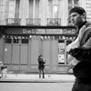 Un homme passe devant un bureau du Parti socialiste, le 5 mai 2012, &agrave; Paris. (ERIC FEFERBERG / AFP)