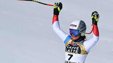 La joie de la Suissesse Corinne Suter, sacrée championne du monde la descente à Cortina d'Ampezzo. (ANDREAS SOLARO / AFP)