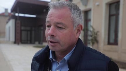 Christophe Viaud, maire de Verrières (Vienne), a été violemment pris à partie par l'un de ses agents, vendredi 17 novembre. L'élu est très marqué par l'agression dont il a été victime. (FRANCEINFO)