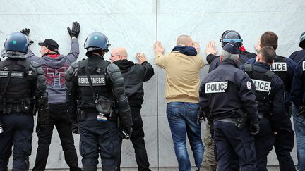 &nbsp; (Au cours de cette manifestation, interdite par la préfecture, cinq autres individus ont été interpellés mais sont ressortis libres de leur garde à vue © MaxPPP)