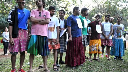 Des hommes portent des jupes pour protester contre les viols et abus sexuels perp&eacute;tr&eacute;s en Inde, &agrave; Bangalore, le 12 janvier 2013.&nbsp; (MANJUNAHTH KIRAN / AFP )