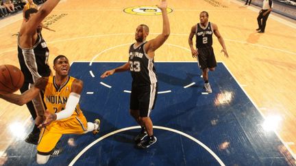 Paul George (Indiana) et Boris Diaw (San Antonio) (RON HOSKINS / NBAE / GETTY IMAGES)